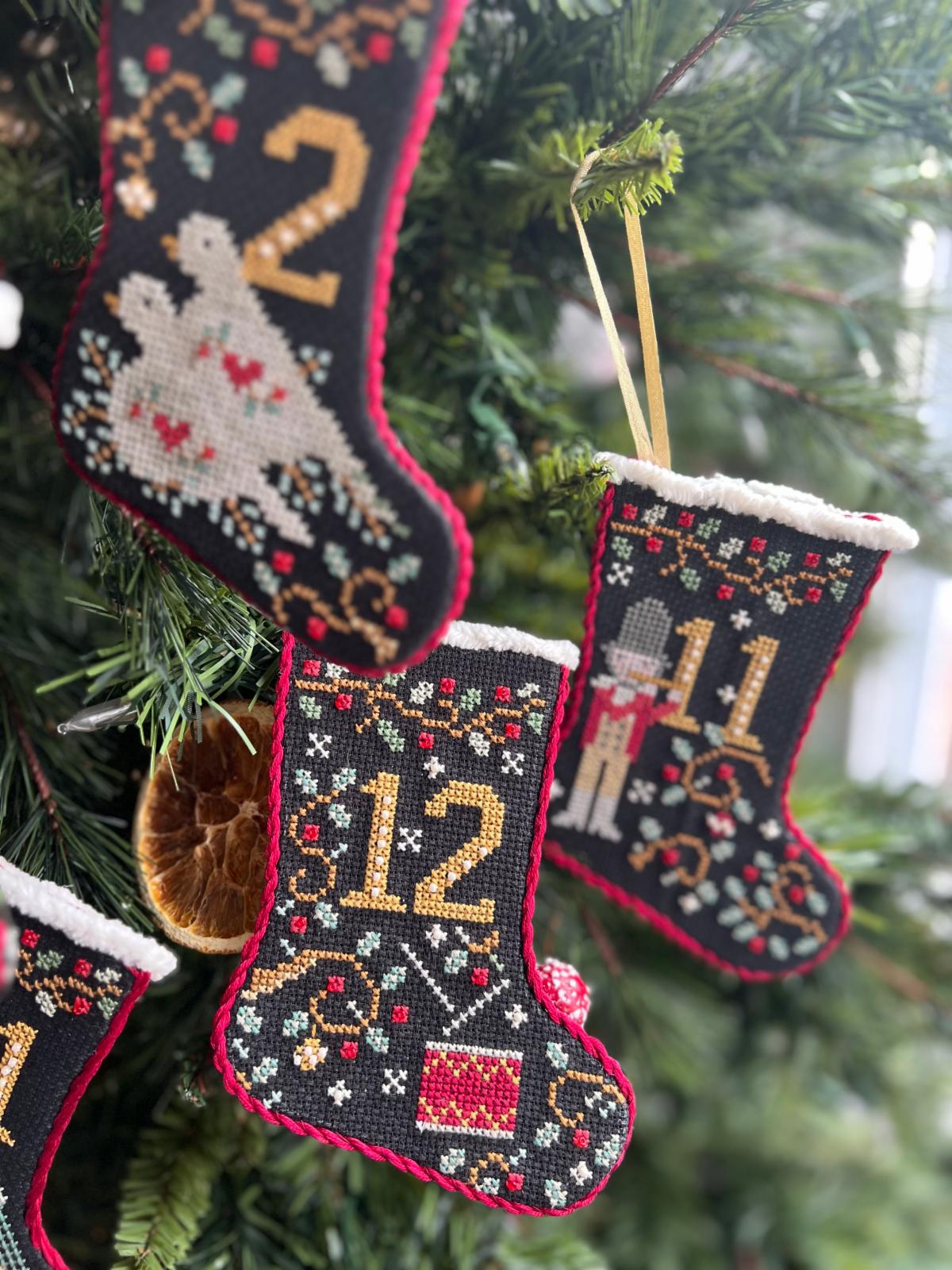 12 Days of Christmas Stockings - Annie Beez Folk Art - Cross Stitch Book [Nashville 2024 Exclusive]