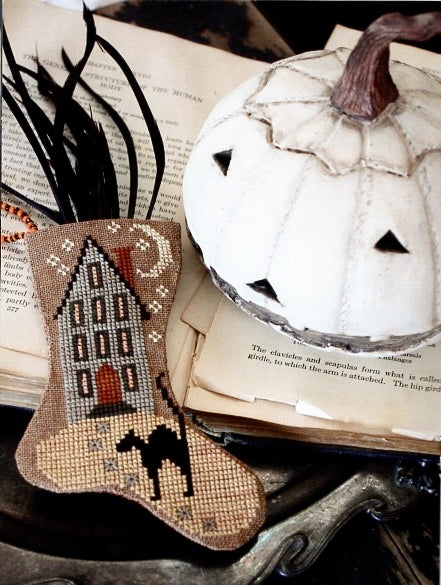 Tis Hallowe'en - Blackbird Designs - Cross Stitch Pattern Booklet