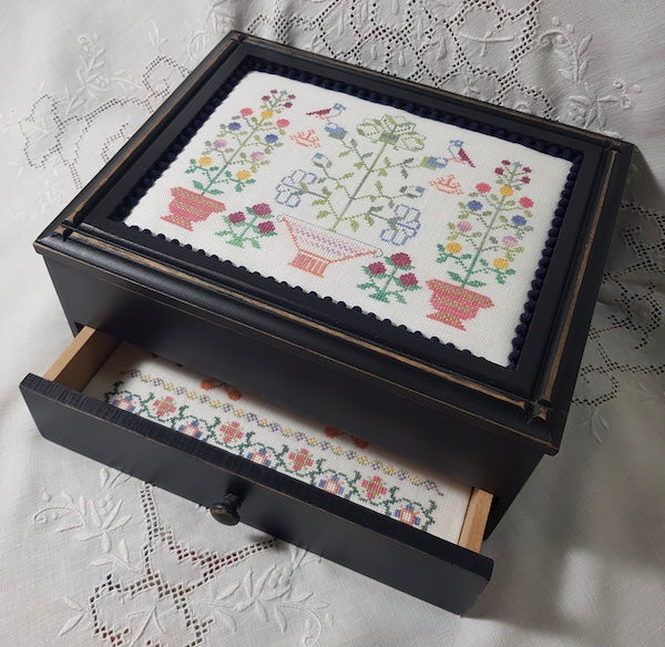 Sarah Elizabeth Miller A Sewing Chest - Giulia Punti Antichi - Cross Stitch Pattern