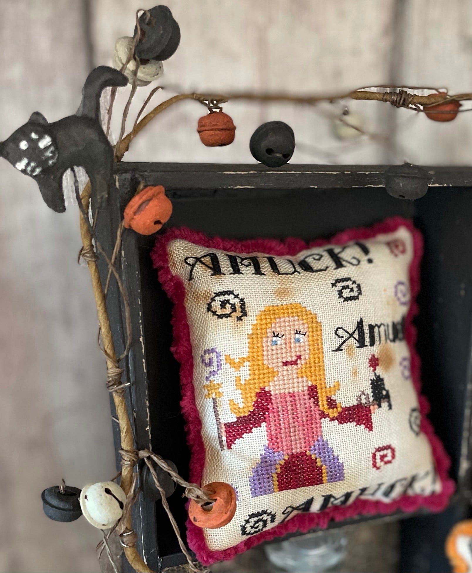 Sanderson Sisters: Sarah - Mani di Donna - Cross Stitch Pattern