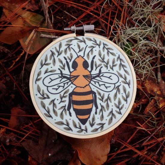 Bee - Holly Oddly - Embroidery Kit