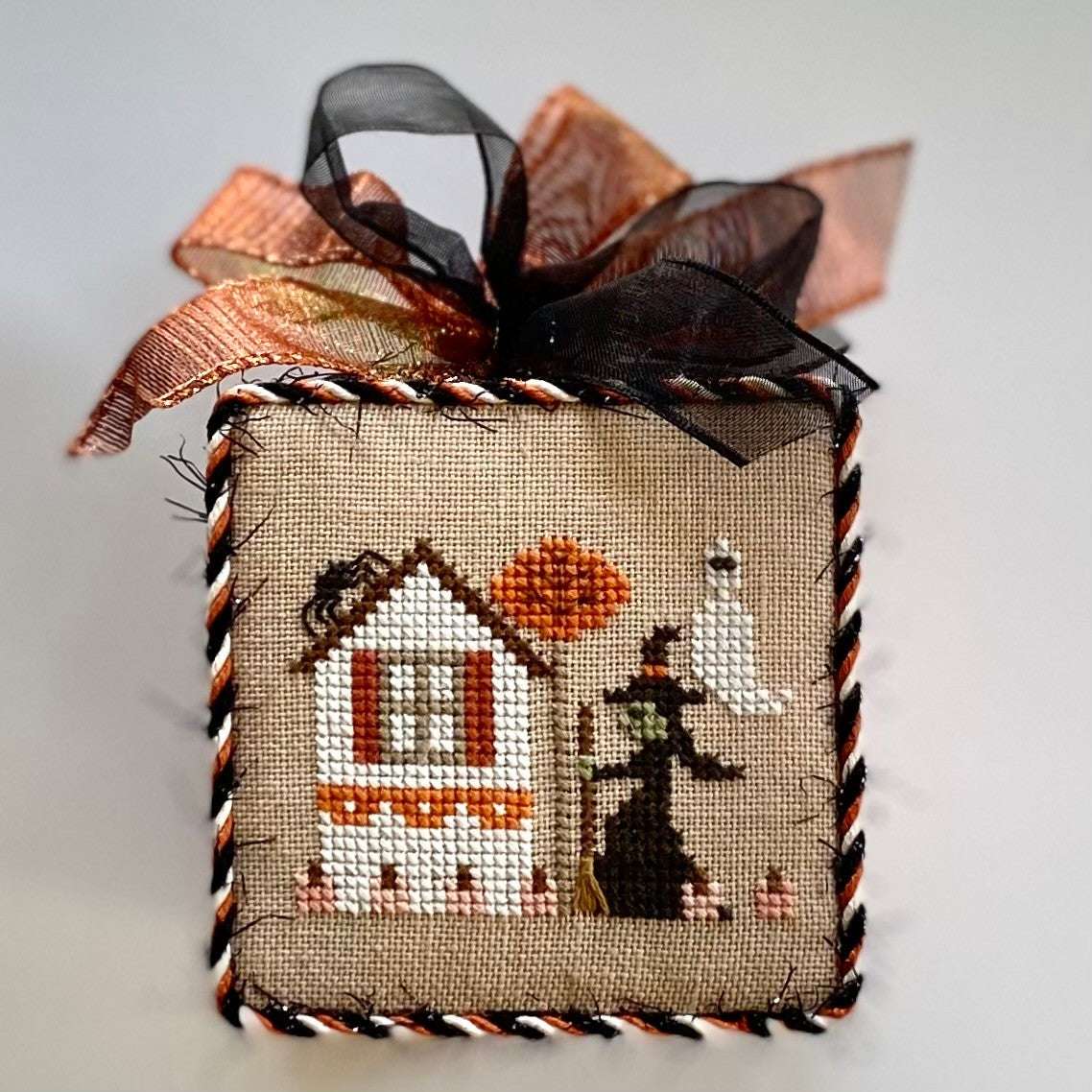 Halloween Frill - Heart in Hand - Cross Stitch Pattern